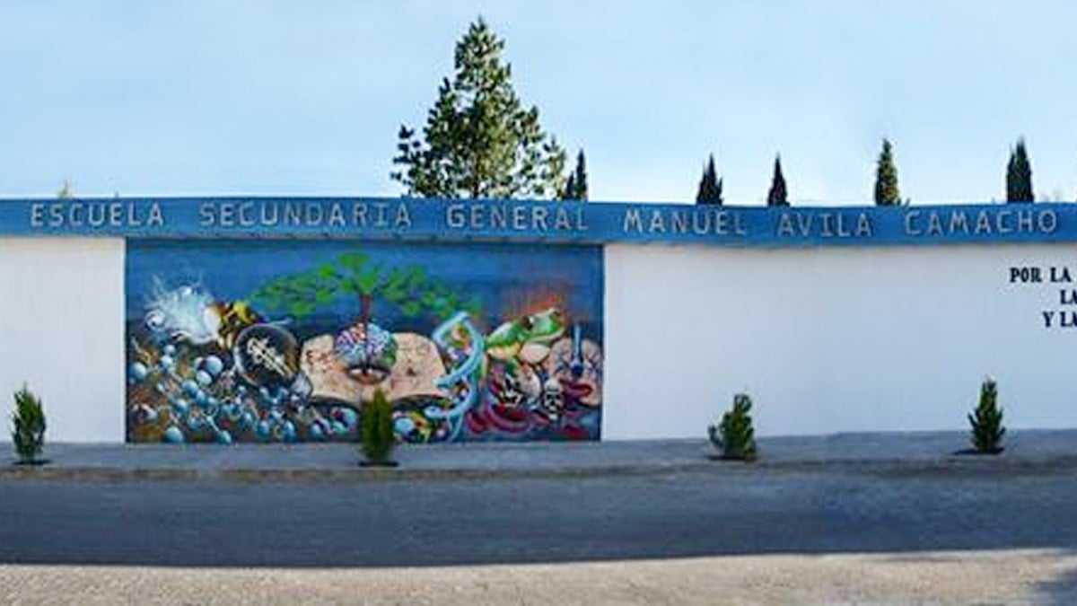 VIDEO: Golpean a alumna afuera de secundaria y en vez de defenderla la grabaron