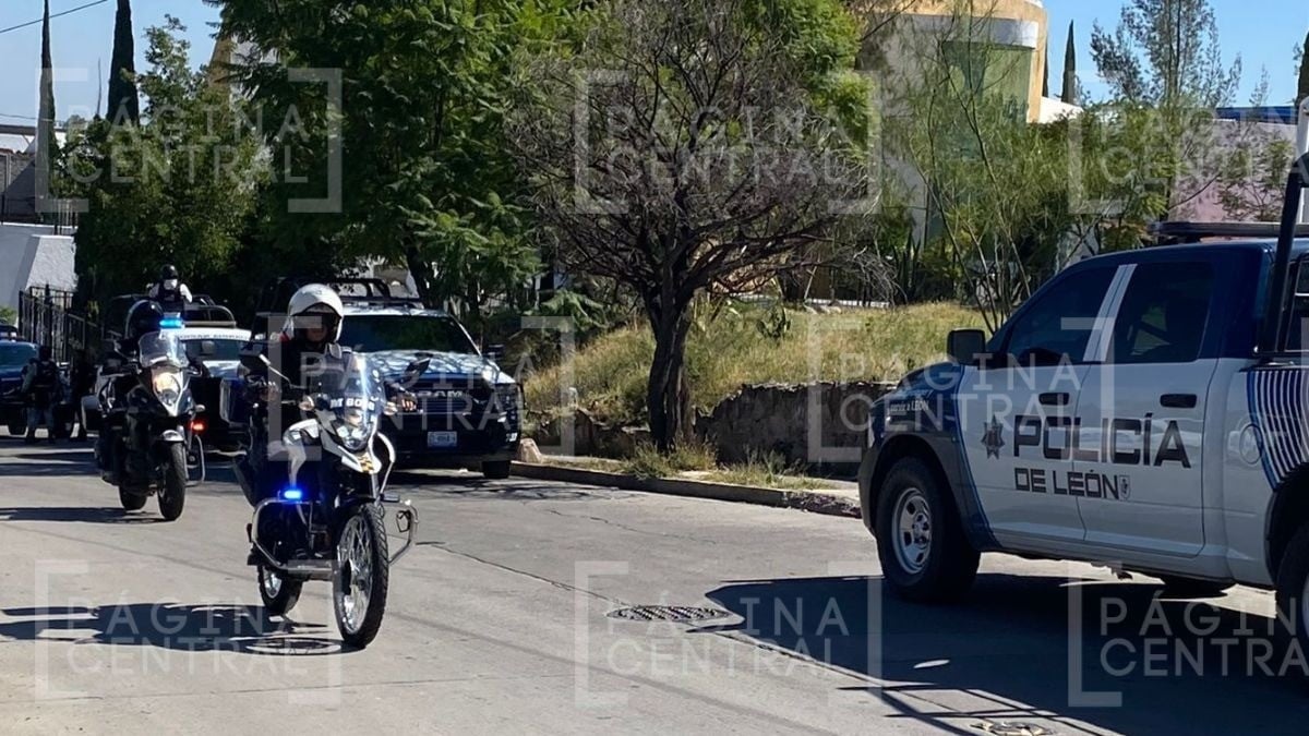 Balean a hombre en silla de ruedas afuera de su casa en Piletas; vecinos agreden a policías