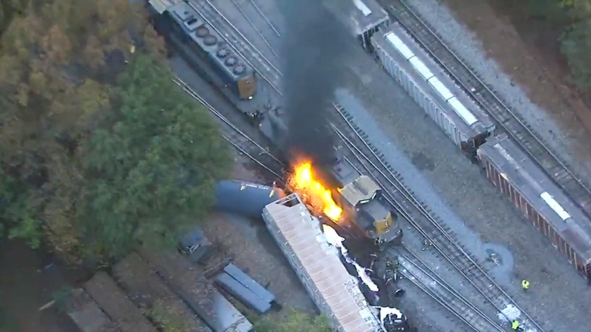 VIDEO: Tren que transportaba diésel choca, se descarrila y se incendia