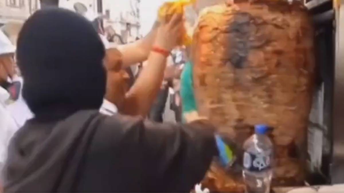 VIDEO Mujeres vandalizan trompo para tacos al pastor y desatan indignación