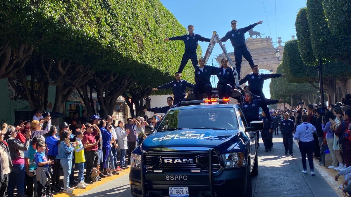 Sorprenden policías acróbatas en la Madero por desfile revolucionario