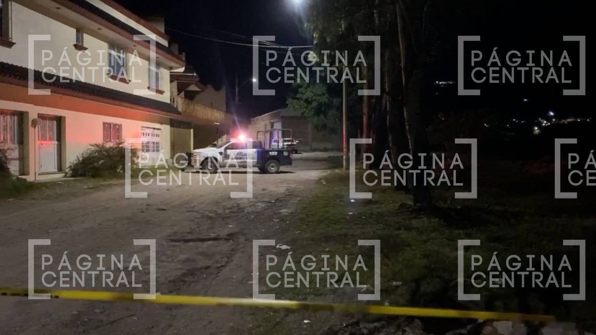 Reportan cuerpo embolsado en El Peñón y patrulla choca con casa mientras investigaban