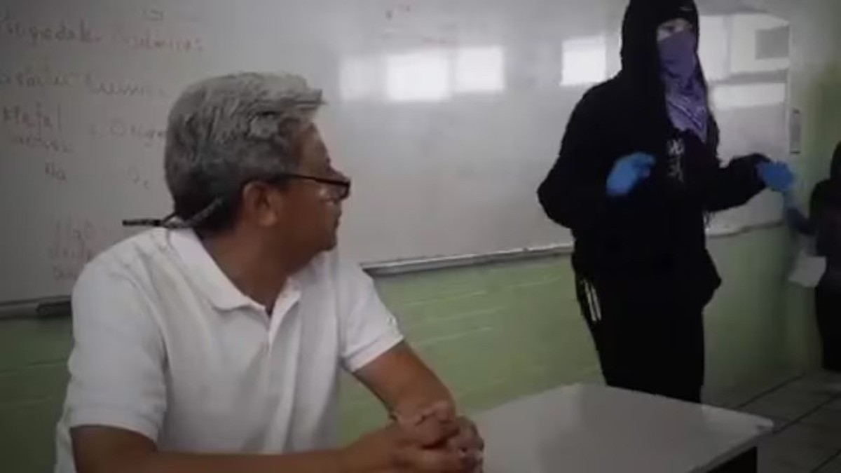 VIDEO Se desquitan a golpes de su maestro; estudiantes del IPN lo atacan por acoso sexual