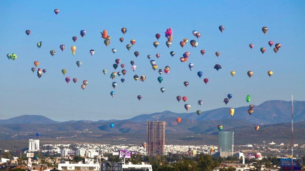 Bien abrigado, disfruta el show de globos en este domingo de cielo despejado en León