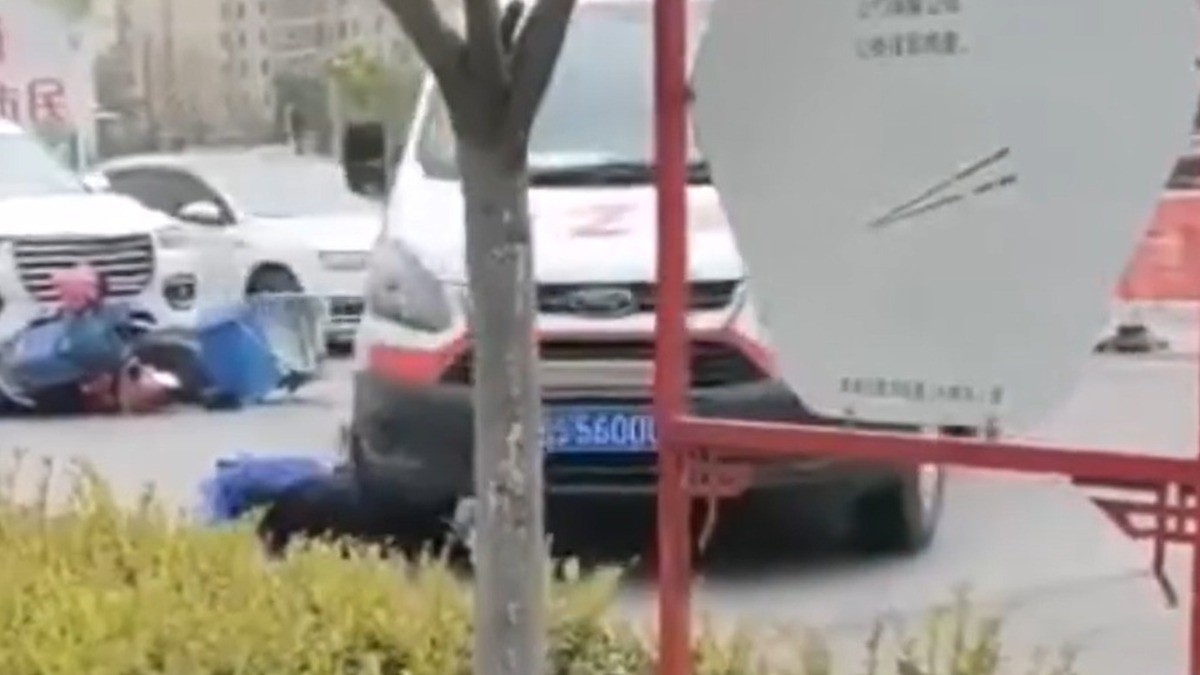 VIDEO Ambulancia arrolla otra vez al hombre atropellado al que iba a auxiliar