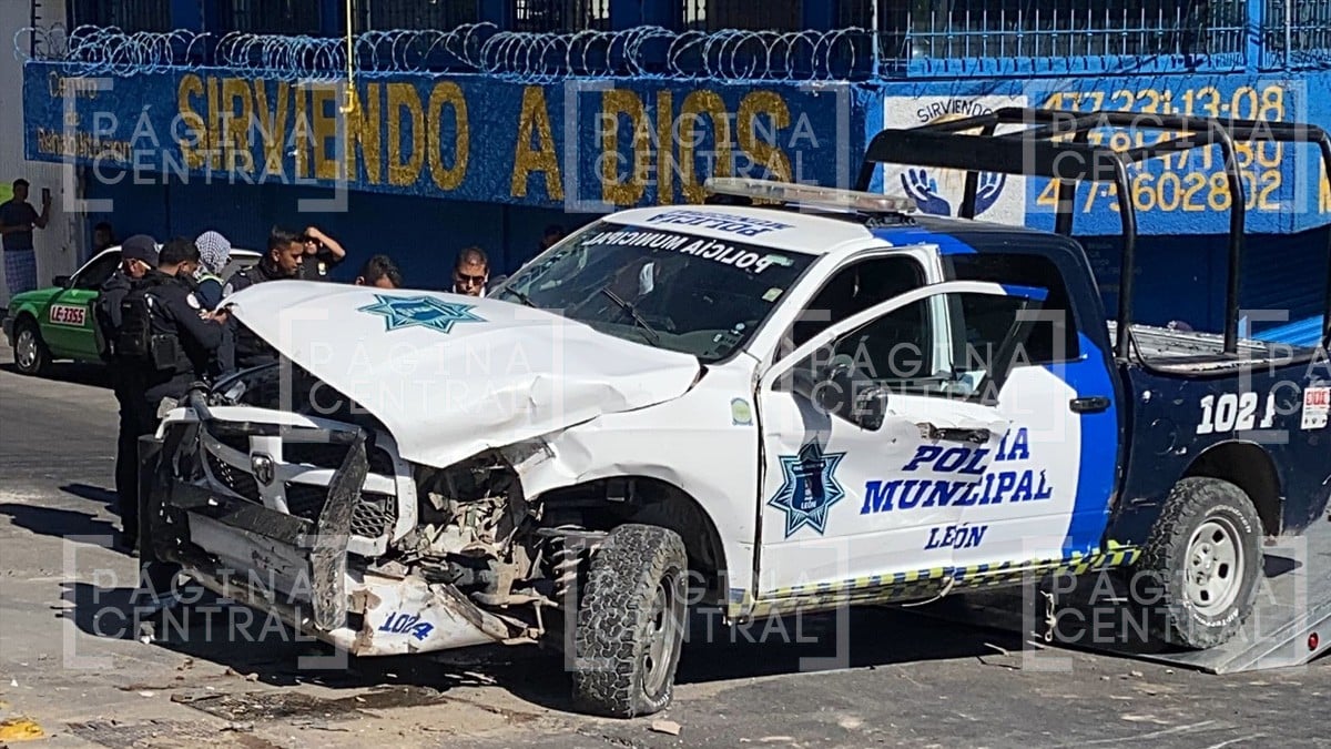 Patrulla choca en el Mariano Escobedo en medio de una persecución