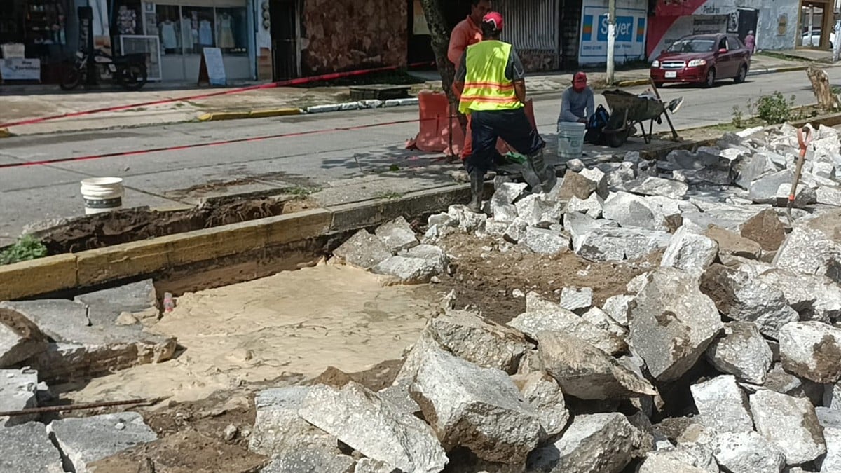 Mujer embarazada cae en socavón de dos metros; está en riesgo de perder a su bebé