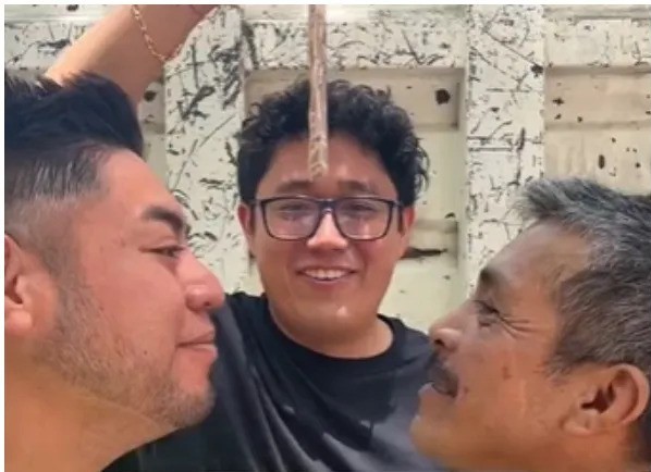 VIDEO Albañiles participan en reto para atrapar un billete y terminan besándose