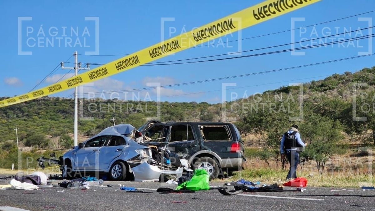 Mujer iba rumbo a León cuando camioneta salió de terracería, la chocó y murió prensada