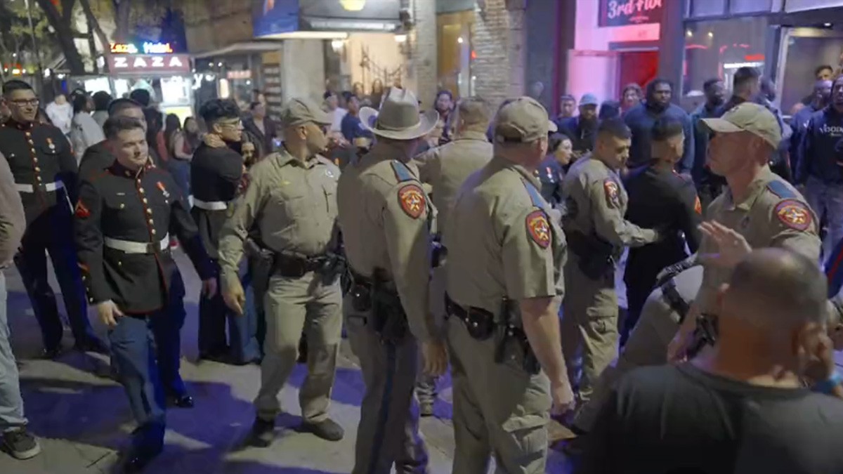 VIDEO: Civiles protagonizan trifulca contra cadetes afuera de un bar