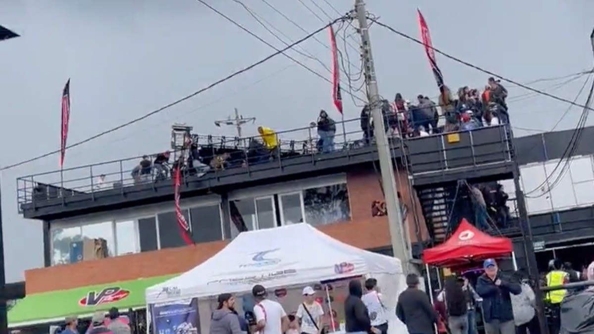 Muere periodista al caerle encima pantalla gigante durante un evento