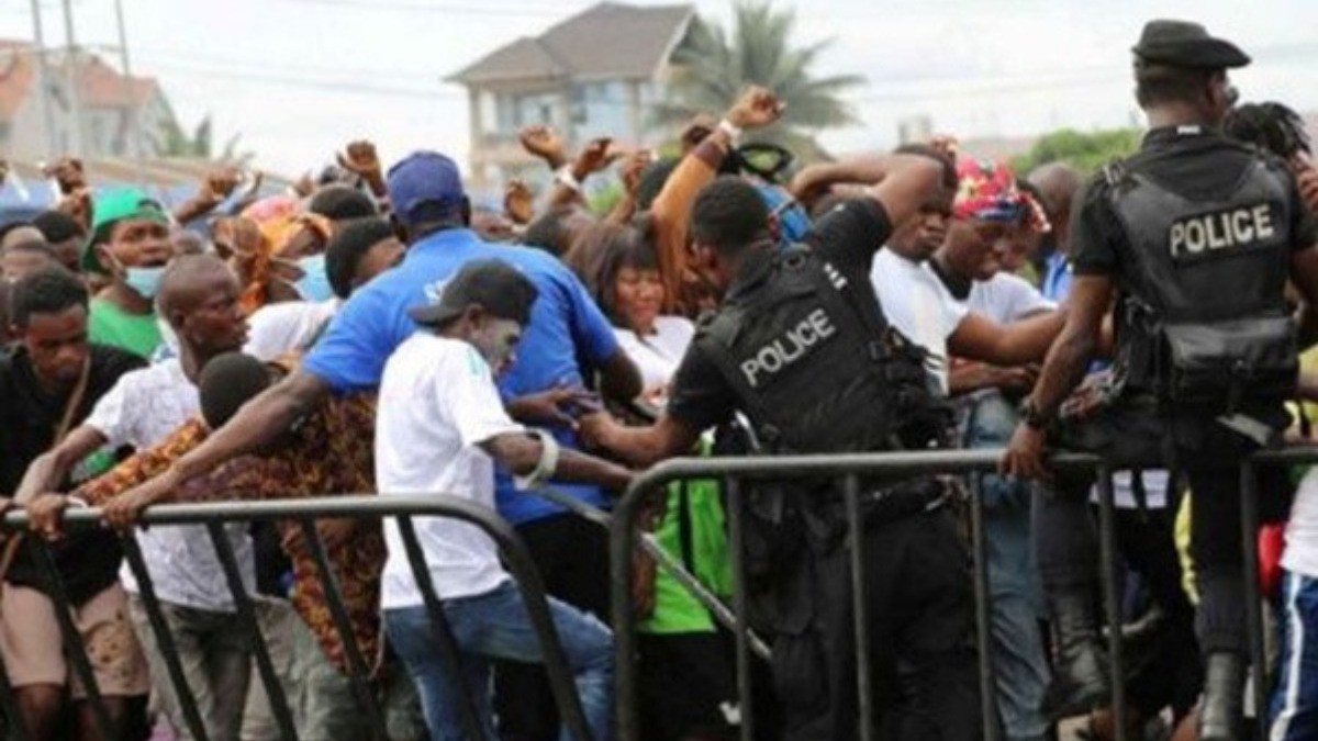 Otra tragedia en un estadio: mueren 37 en estampida humana, querían entrar al Ejército