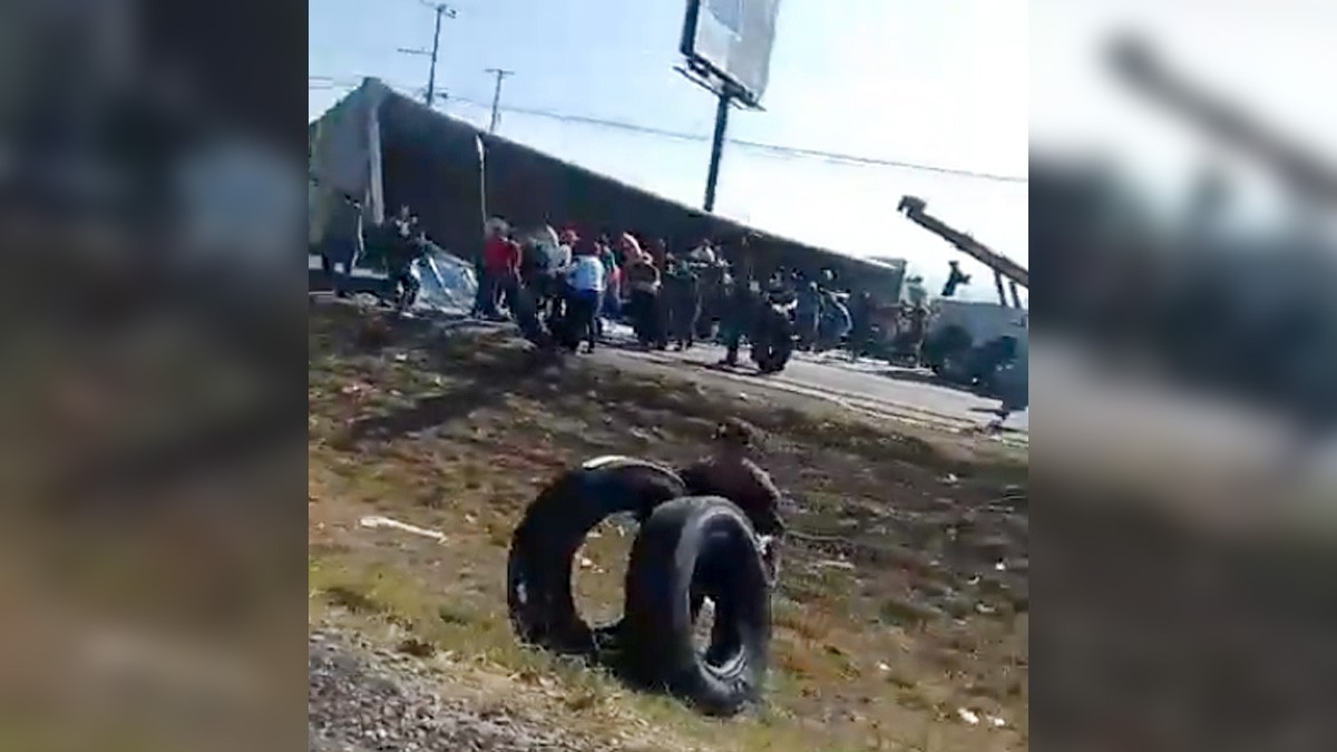 VIDEO: Tráiler cargado de llantas se vuelca en la carretera y desata rapiña