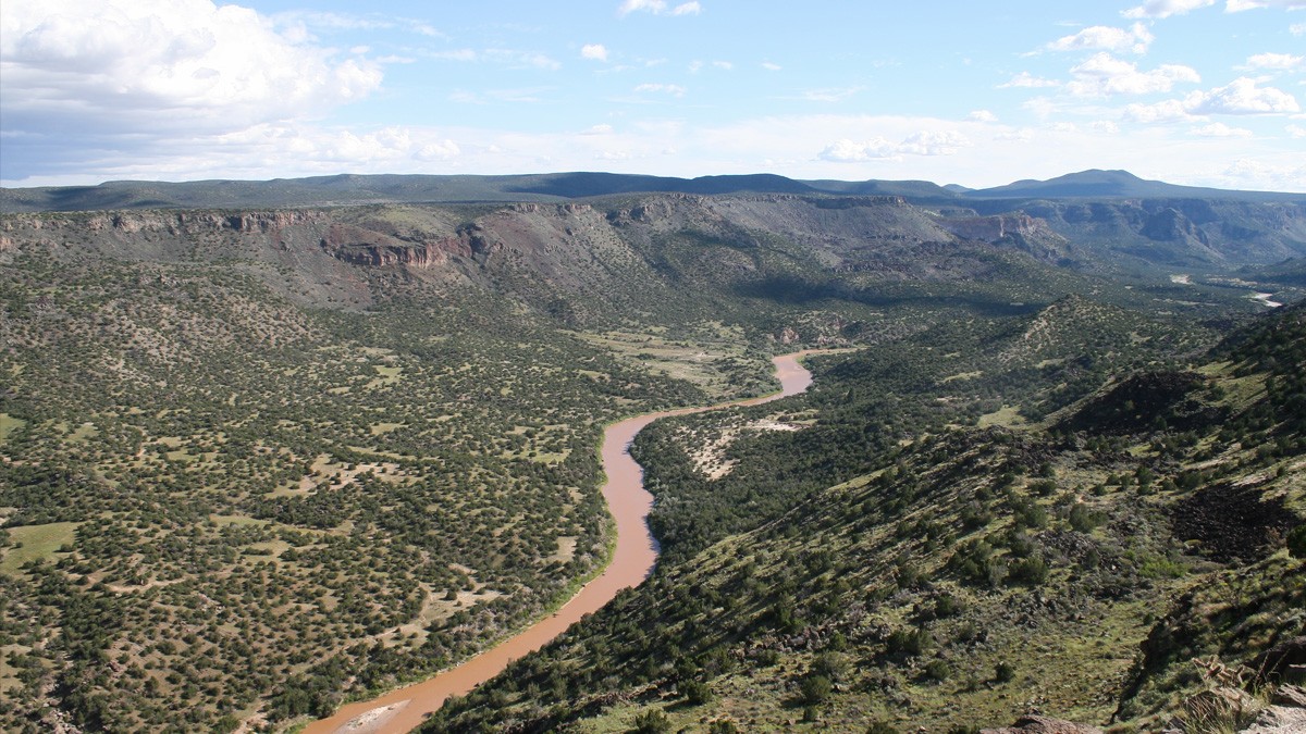 Hallan sin vida a uno de los dos niños migrantes desaparecidos en el Río Bravo