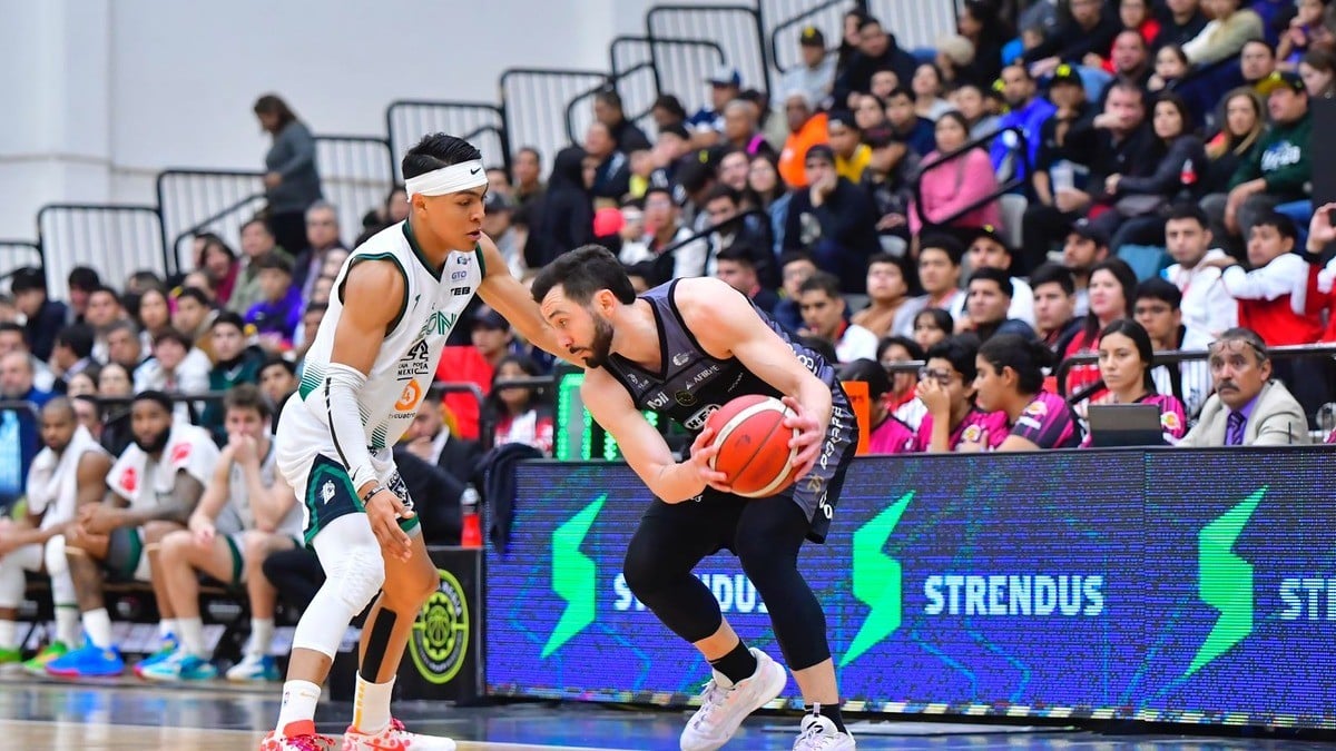 Fuerza Regia zarandea a Abejas en el primero de la final