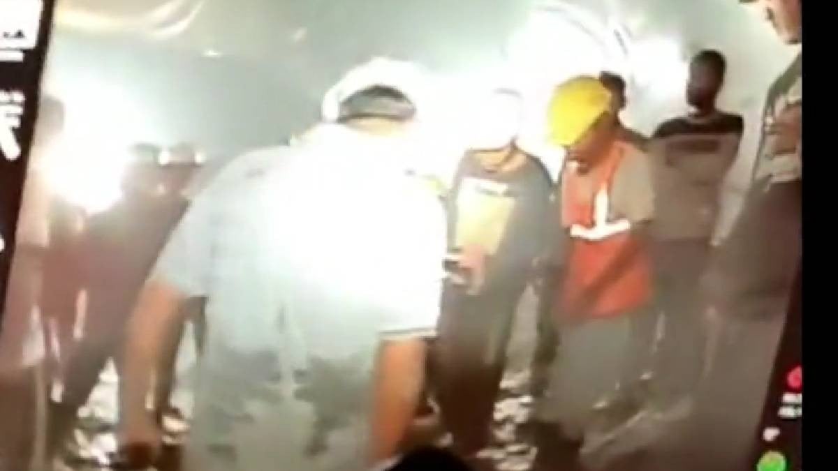 VIDEO Trabajadores quedan atrapados bajo tierra y cámara graba cómo la están pasando