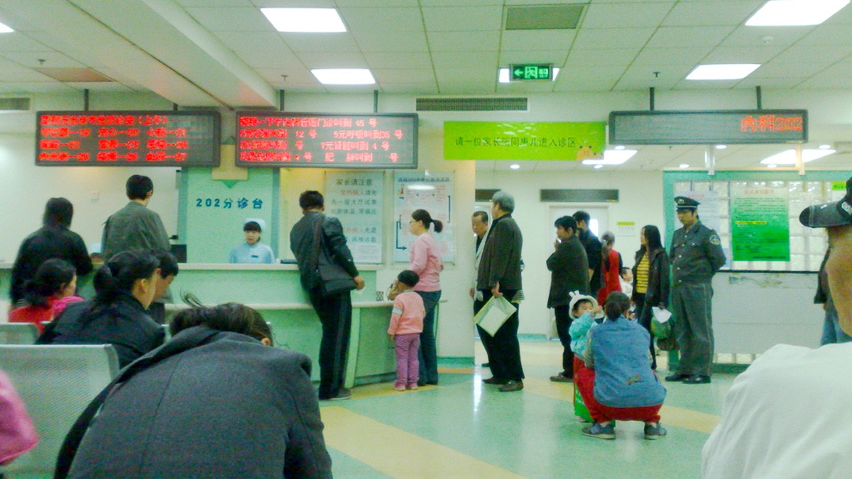 Hospitales infantiles colapsan por nueva neumonía en China; OMS exige información