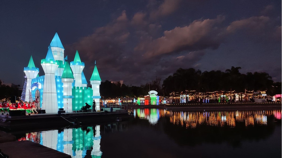 Luztopía ‘prende’ al Parque Explora con figuras navideñas y espaciales