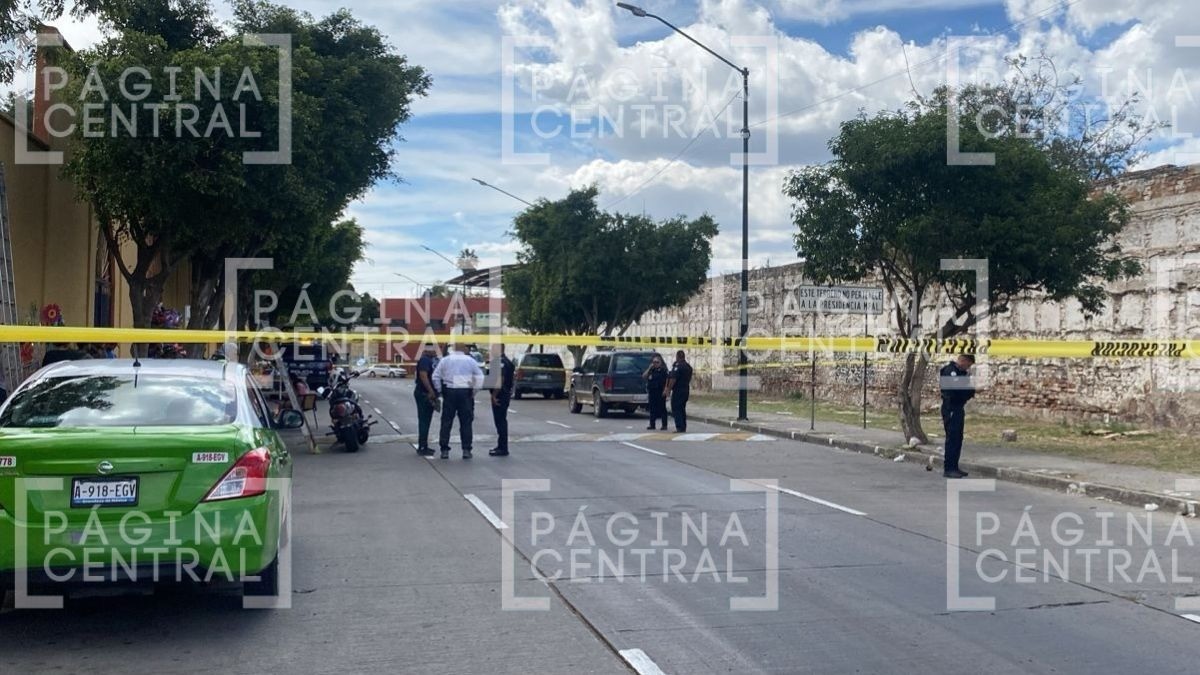 Vendía flores afuera del panteón San Nicolás y lo atacan a balazos; lo reportan muy grave