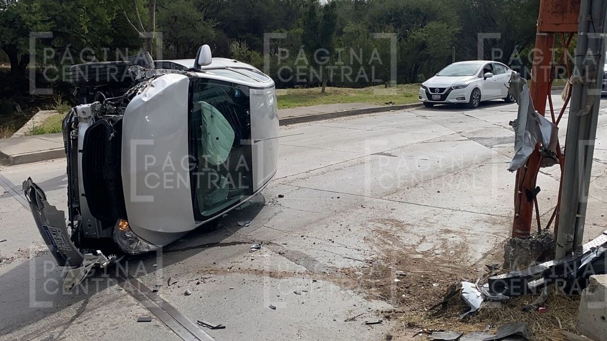 Vuelca mujer en el Camino a La Patiña y choca contra dos postes