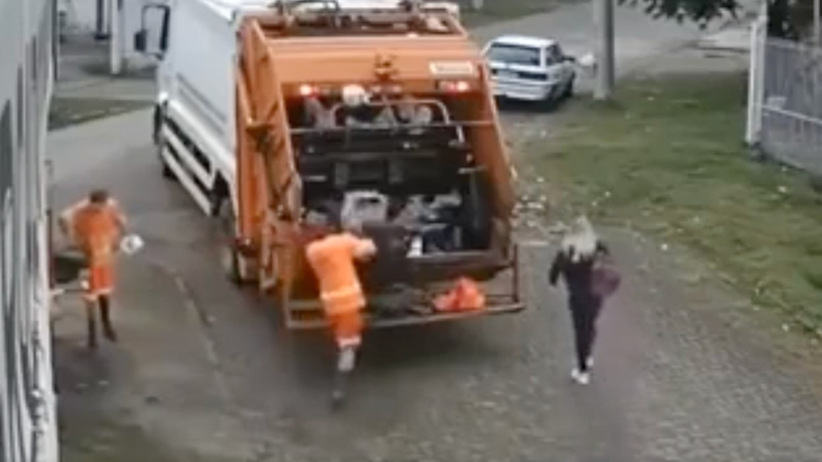 VIDEO Captan cómo un camión de basura atropella a mujer y la mata