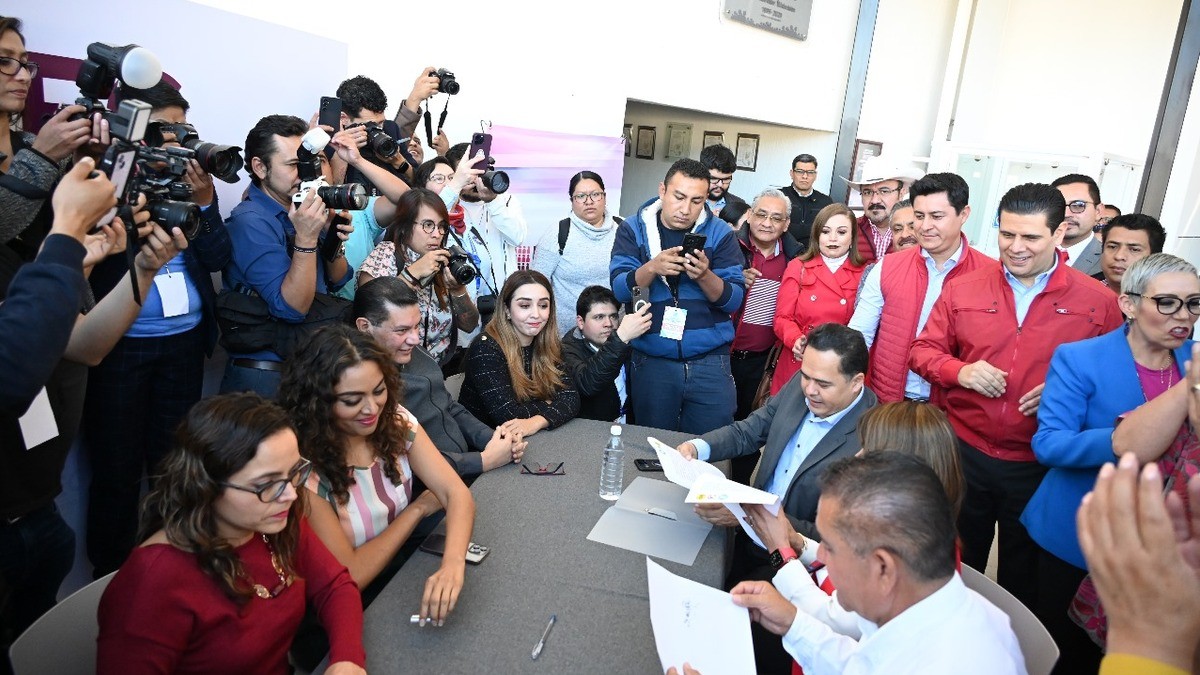 Entregan PAN, PRI y PRD, solicitud para conformar ‘Fuerza y Corazón x Guanajuato’