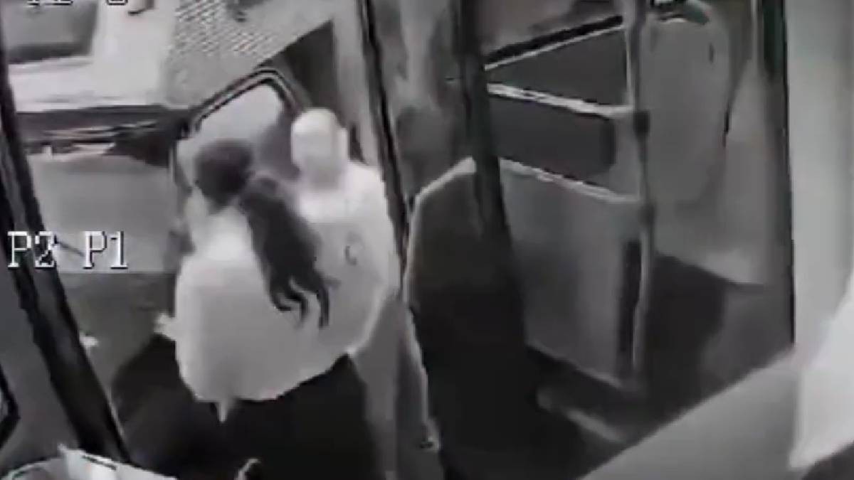 VIDEO Dan brutal golpiza a conductora de autobús en Querétaro por percance vial