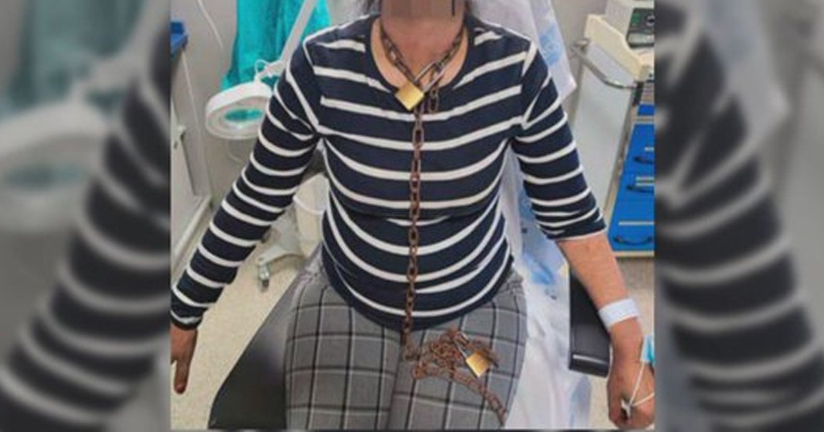 Mujer escapa de secuestro y acude al hospital aún con cadenas en el cuello