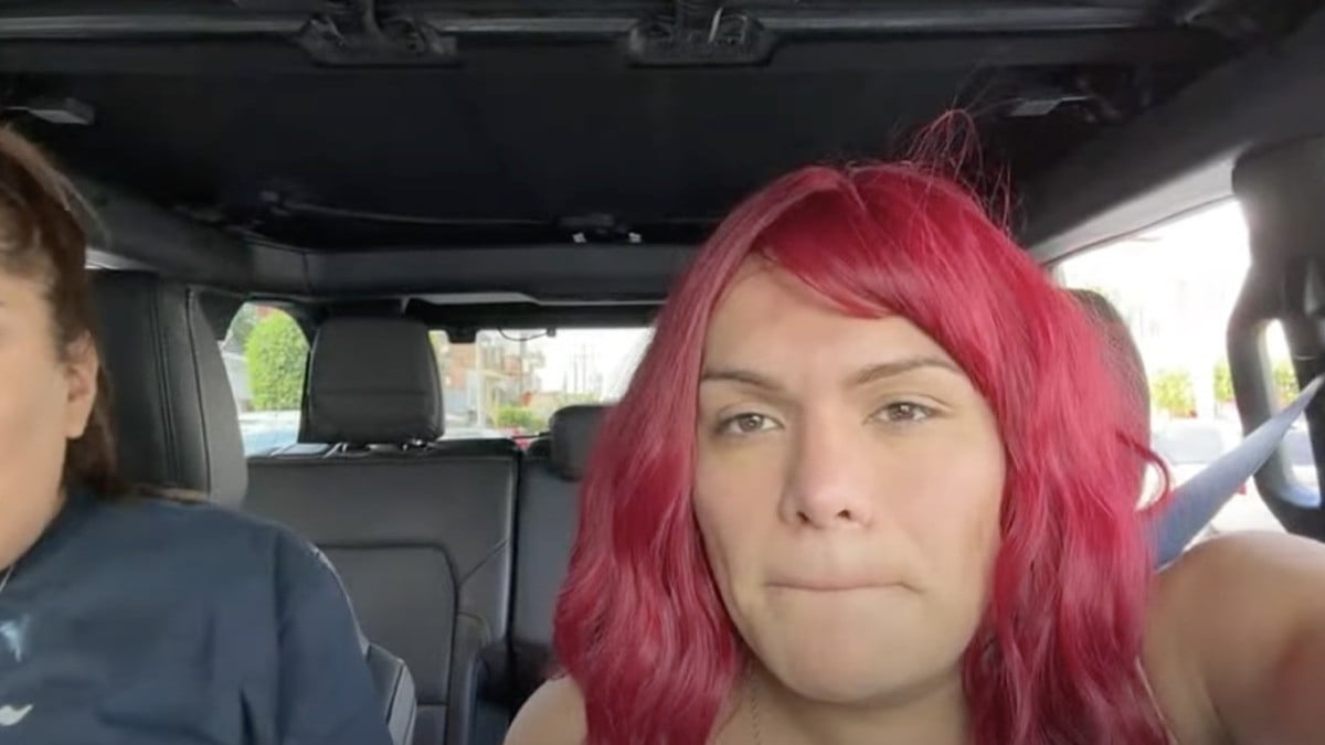 ¿Ya se le subió? Wendy Guevara usa peluca roja, dicen que no quería ser reconocida