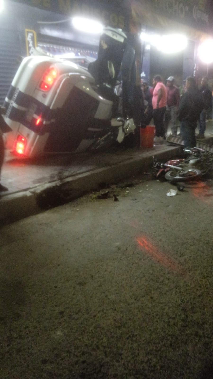 VIDEO Pierde el control de su Mustang y se mete a depósito de cerveza