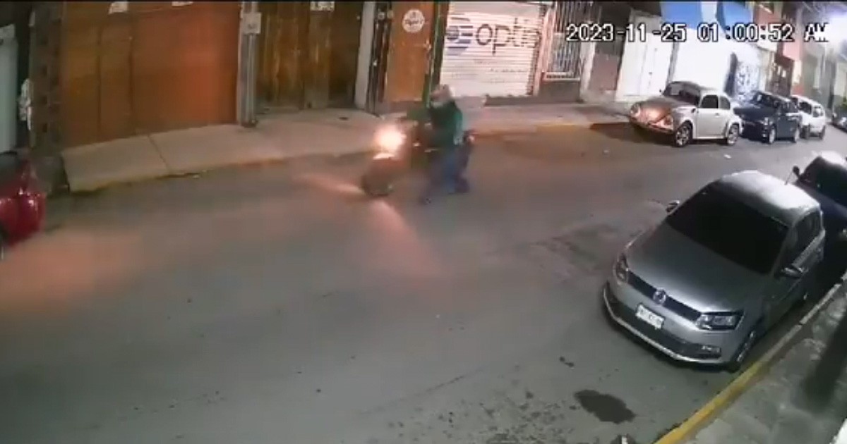 VIDEO: Hombre caminaba con su moto y automovilista lo arrolla de pronto