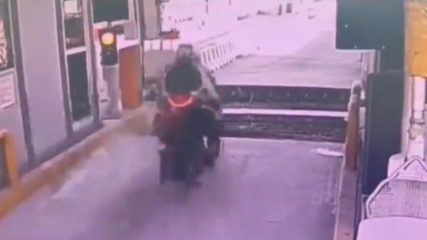 VIDEO Captan fatal accidente de bikers en caseta; habrían pasado sin pagar y salen volando