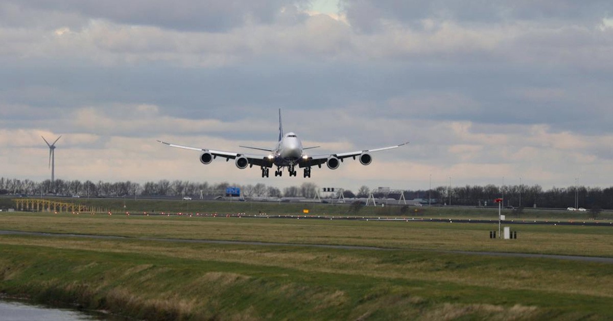VIDEO: Hombre abre la puerta de emergencia de un avión y trepa al ala durante despegue
