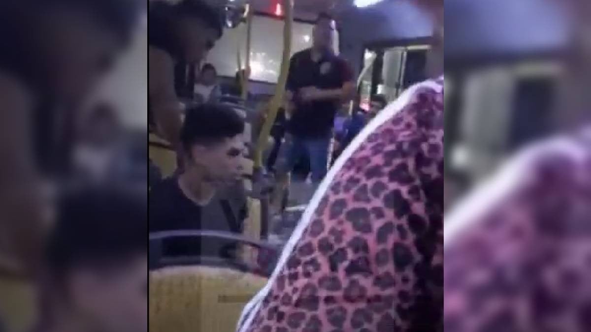 VIDEO Pasajero noquea a hombre por exponerse frente a menor en autobús