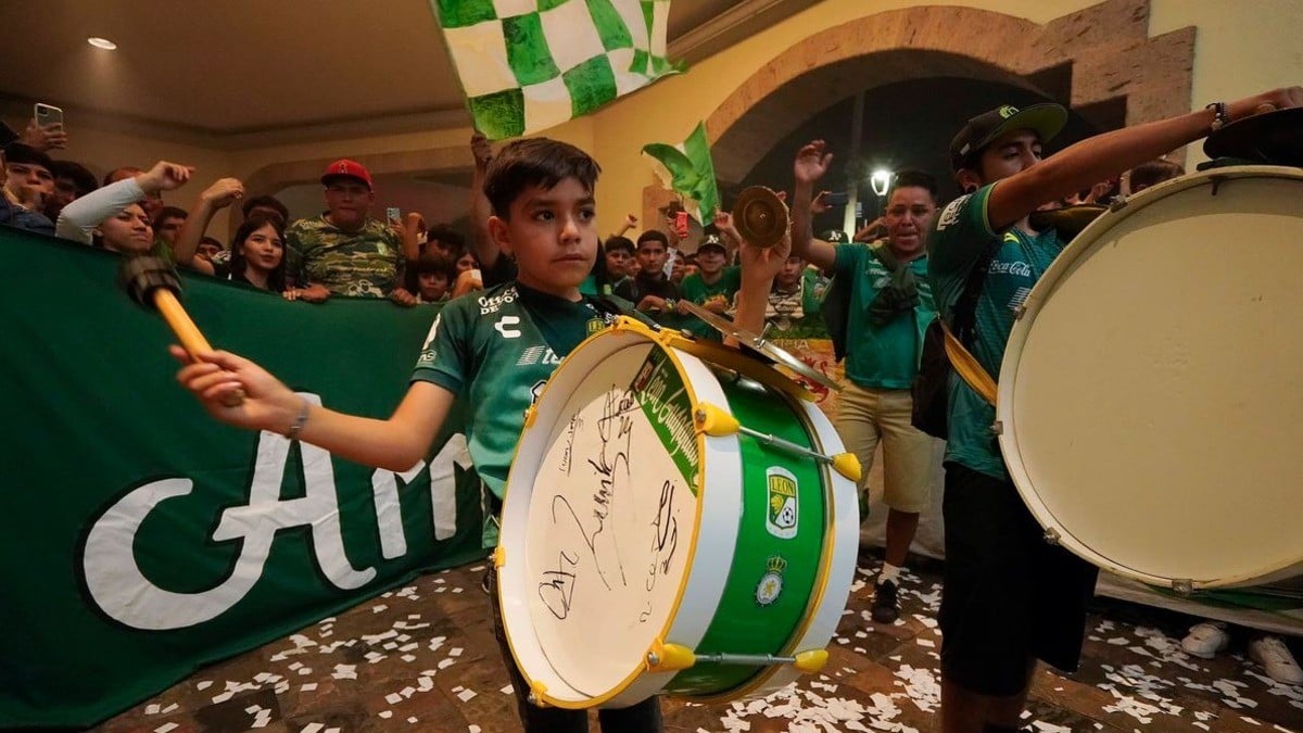 VIDEO ¡Apoyo total! ‘Los de Arriba’ sorprenden al León con serenata