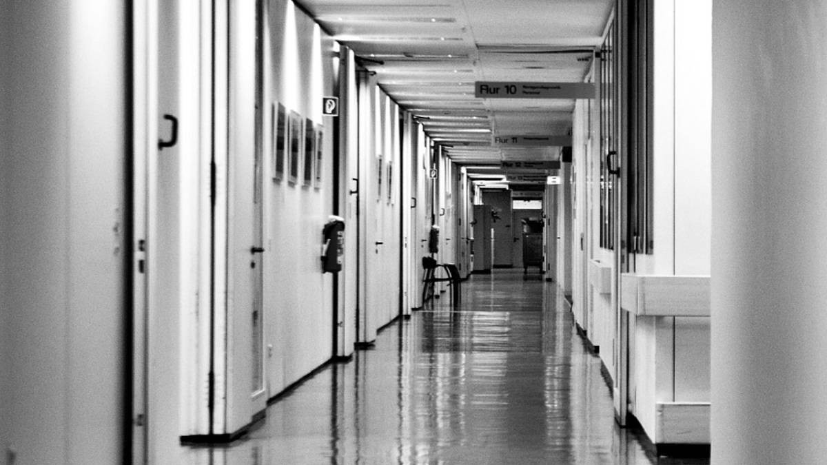 Electricista aprovecha fallas eléctricas para abusar de más de 100 cadáveres