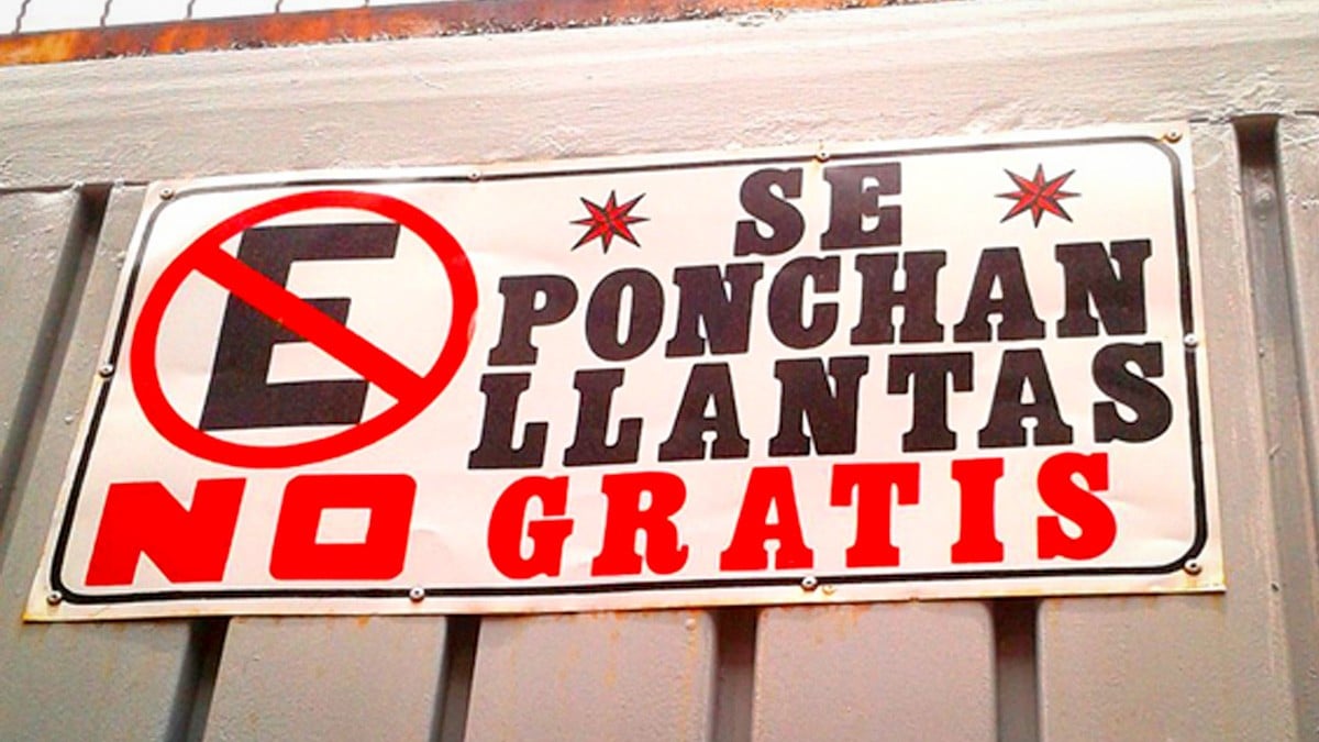 ¿Es legal ponchar las llantas de un auto estacionado afuera de tu casa? Tienes que leer esto