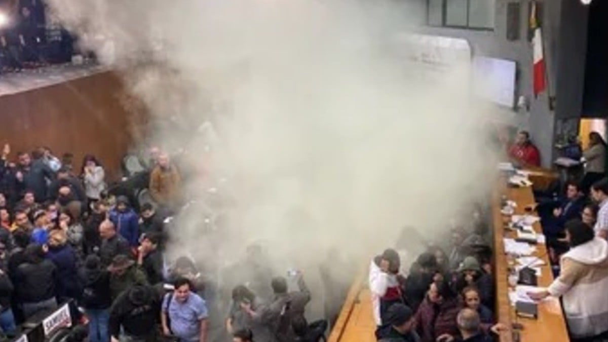 Entre humo y jaloneos, designan a gobernador interino de NL para suplir a Samuel García