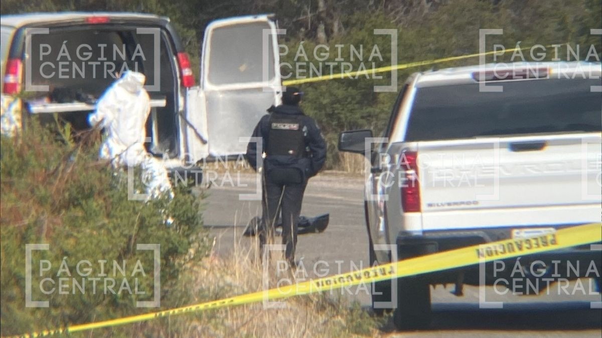 ¡Tiran dos cuerpos! Encuentran a pareja baleada a mitad de carretera de Hacienda Arriba