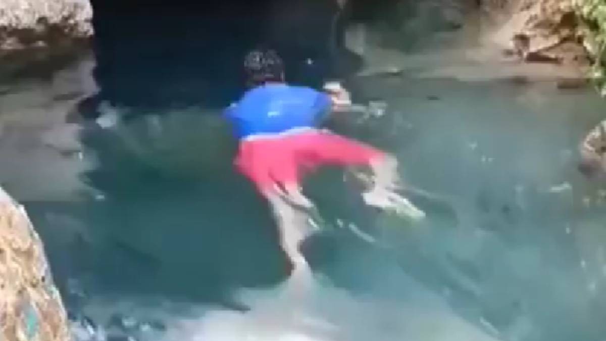 VIDEO Hombre intenta nadar en cueva y corriente lo arrastra contra unas rocas