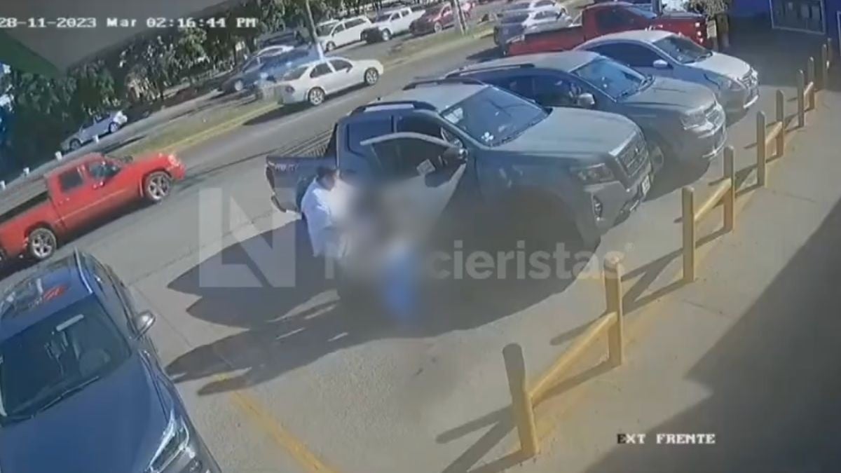 VIDEO Así sacaron a las niñas de una camioneta para que los ladrones se la llevaran