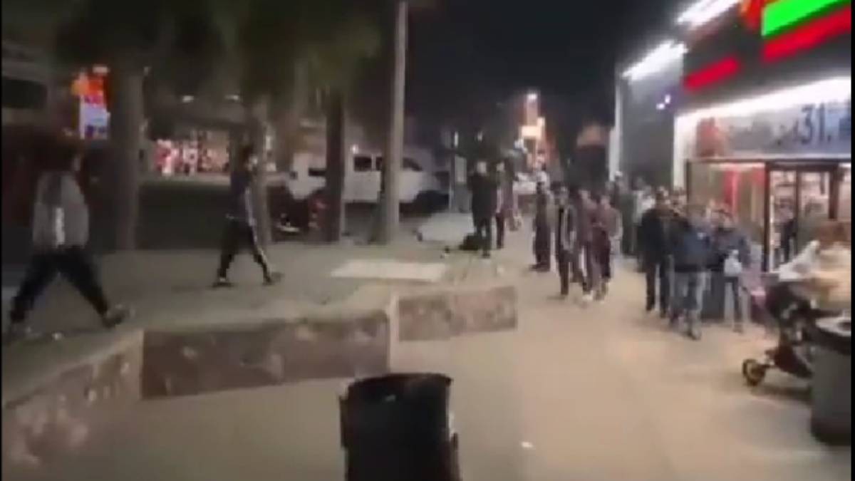 Agreden a joven y lo dejan ir, pero él regresa con una pistola y les dispara