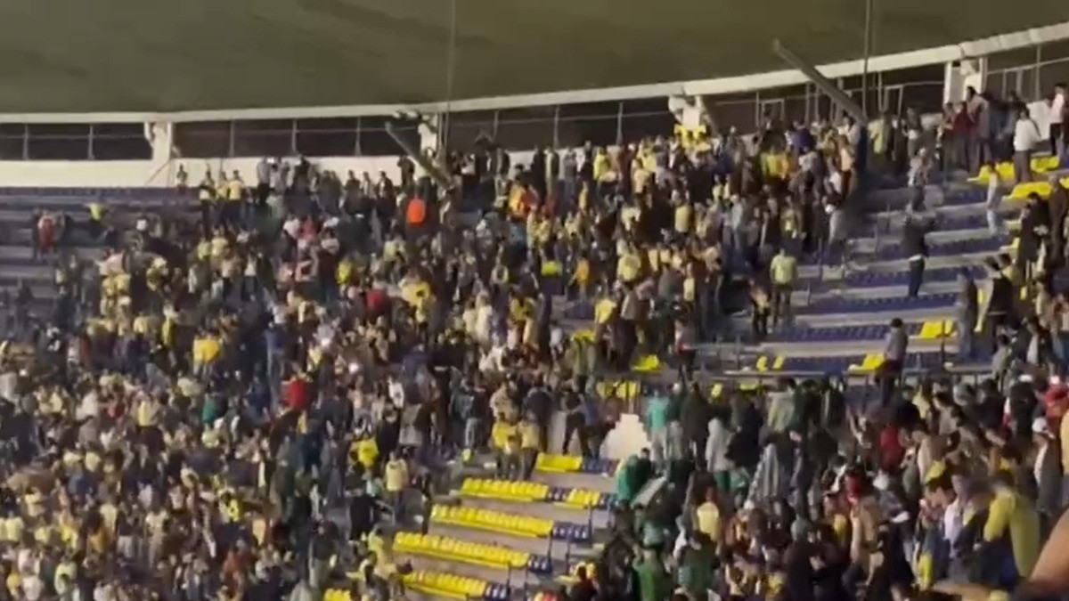 VIDEO Vuelve la violencia al estadio Azteca: agreden a aficionados del Club León