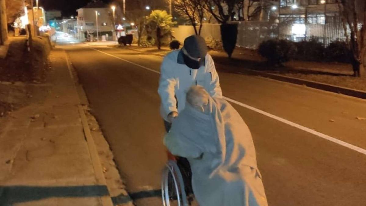 Ancianito lleva a su esposa en silla de ruedas al hospital por falta de ambulancias