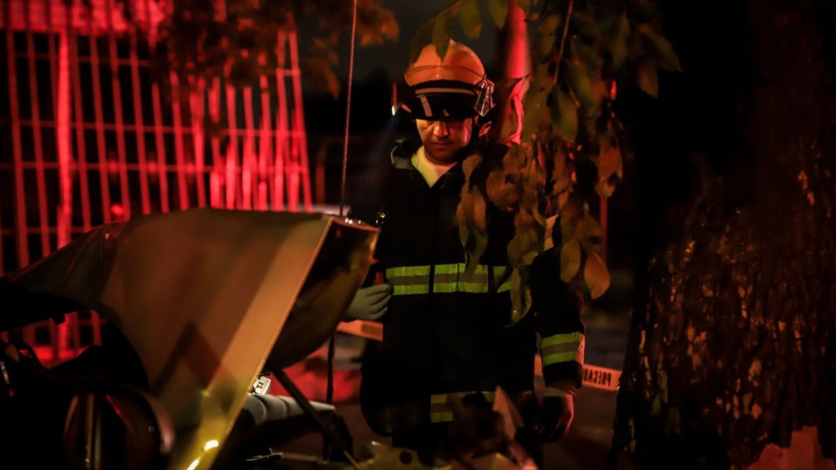 Tras choque, paramédicos descubren hombre apuñalado en la cajuela de un auto