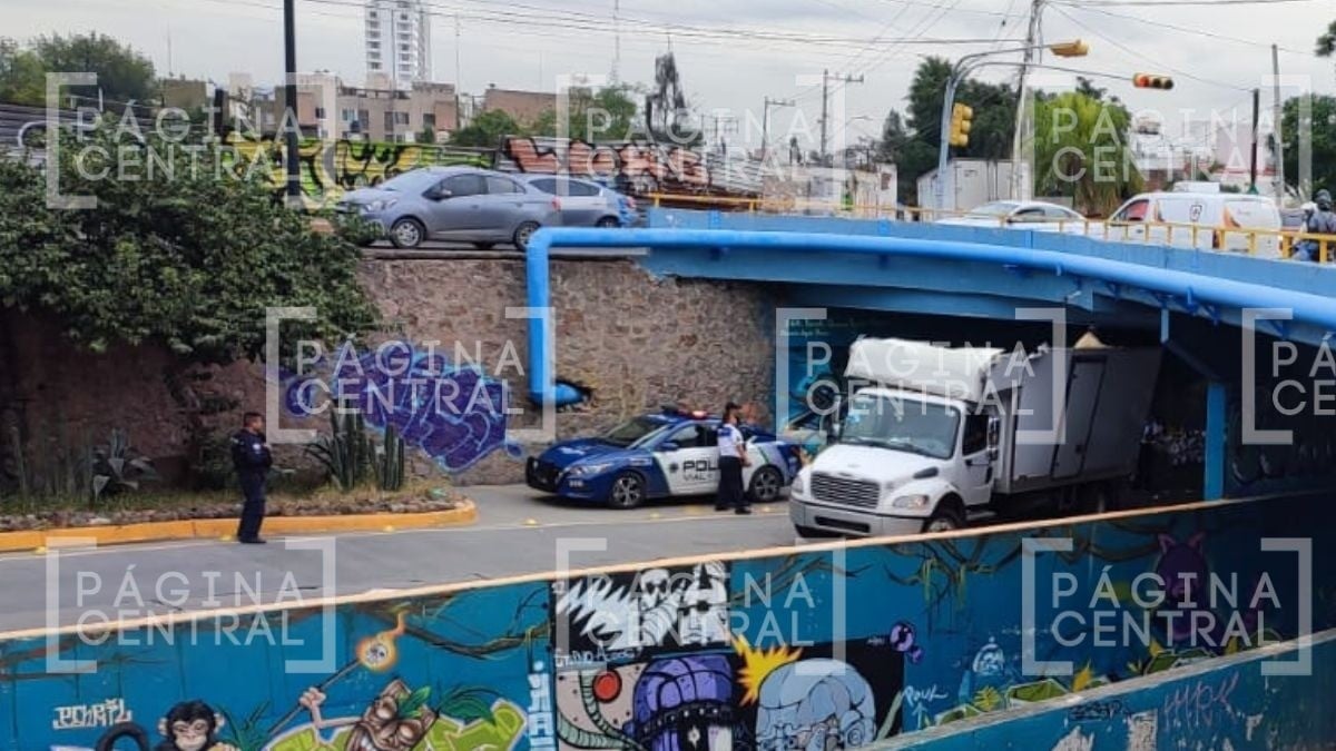 ¡Ooootro puentazo! Camión torton pega en el puente del Malecón en La Martinica