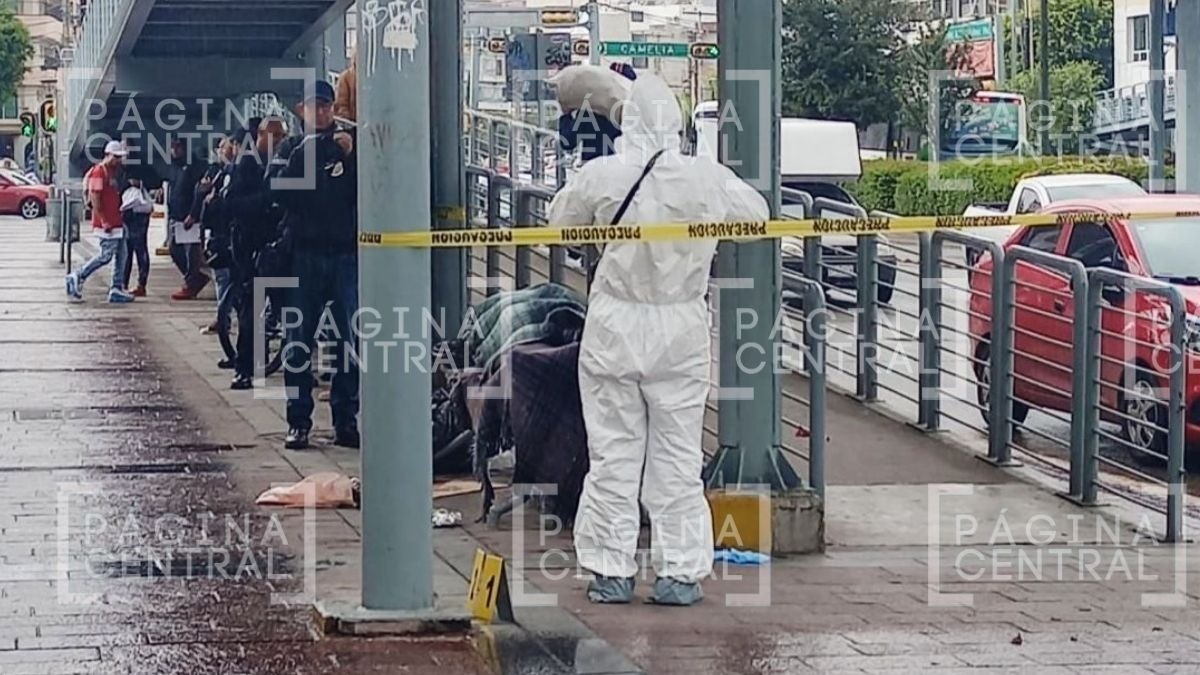 Muere indigente en una banca abajo del puente peatonal de la Miguel Alemán