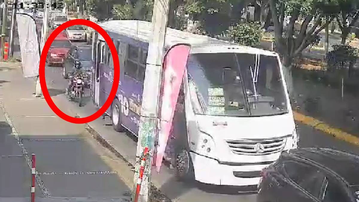 VIDEO Joven cae de la moto y al querer levantarse camión lo arrolla