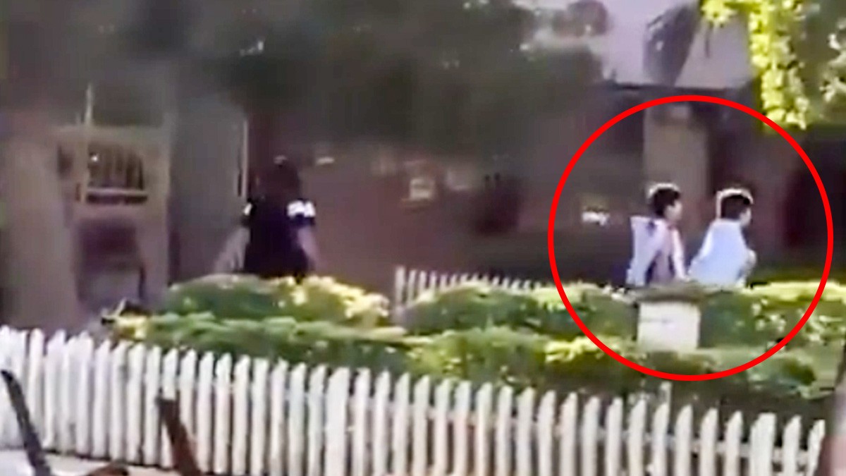 VIDEO ¡A tablazos! Obligan a jóvenes a pasear desnudos y con cartulinas por la calle