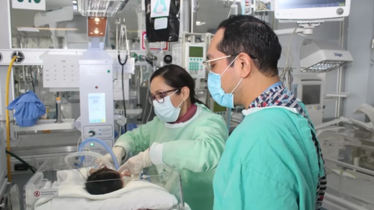 ¡Salvan la vida a bebé! Le retiran tumor gigante en el IMSS; era más grande que su cabeza